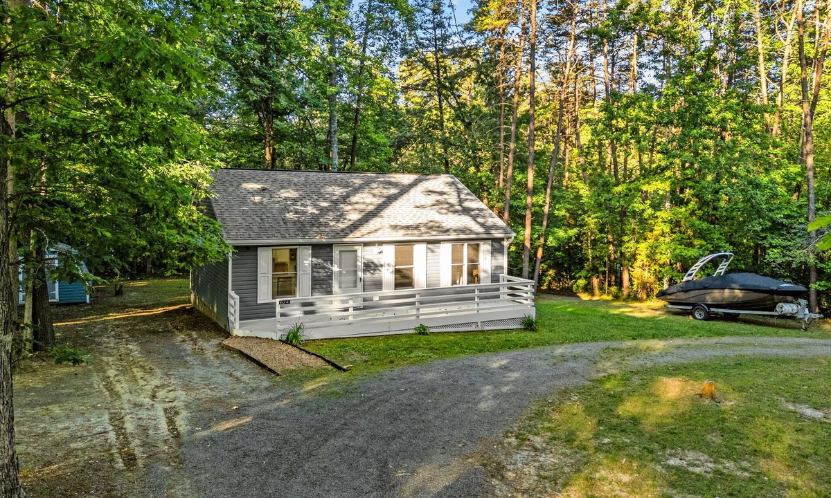 Blue Water Ski Chalet | Lake Anna Cottage w Hot Tub, Kayaks & Boat Launch