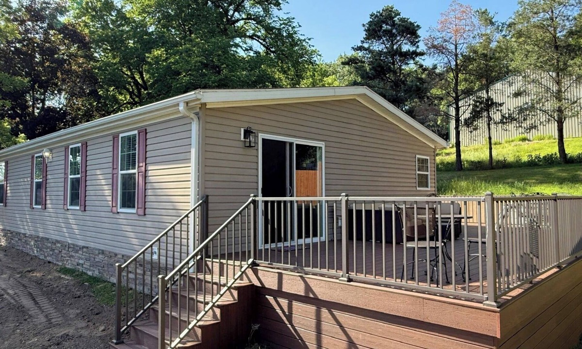 Manchester House | Lake Delhi Acreage w/Bunkhouse, Views & Parking