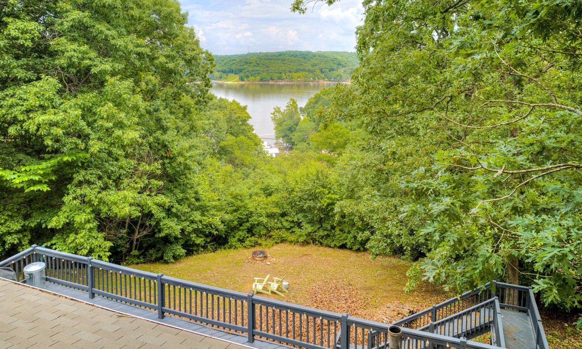 Eucha House | Lake Front Beauty
