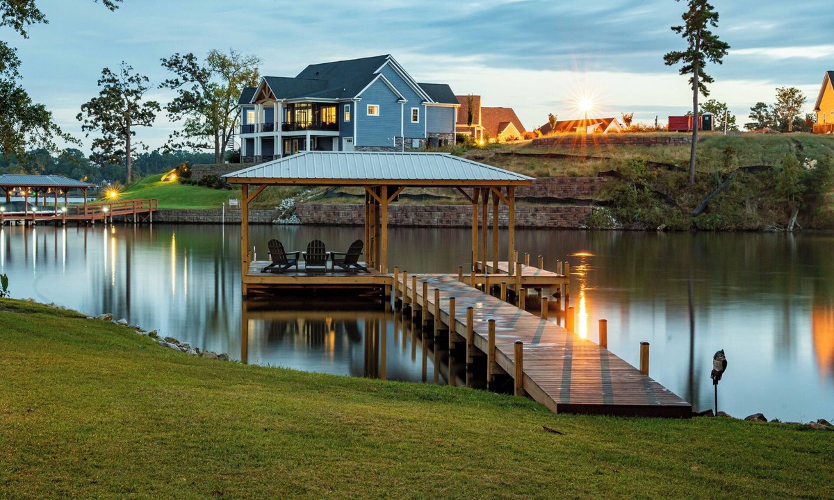 Waterloo House | Lake front/kayaks/private dock/firepit/game room w/pool table/sleeps up to 14