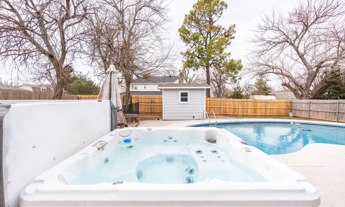 Quail Creek Villa | LAKE HEFNER 🎣 SWIMMING POOL 🏊 HOT TUB GAME ROOM 🎱 POOL TABLE 🐶