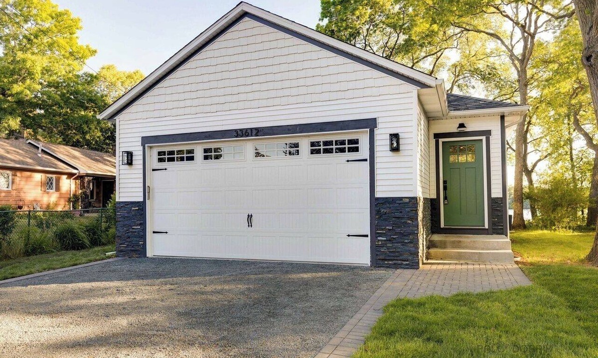 Grayslake House | Lake-house, pet friendly, renewable energy, plenty of space for big groups!