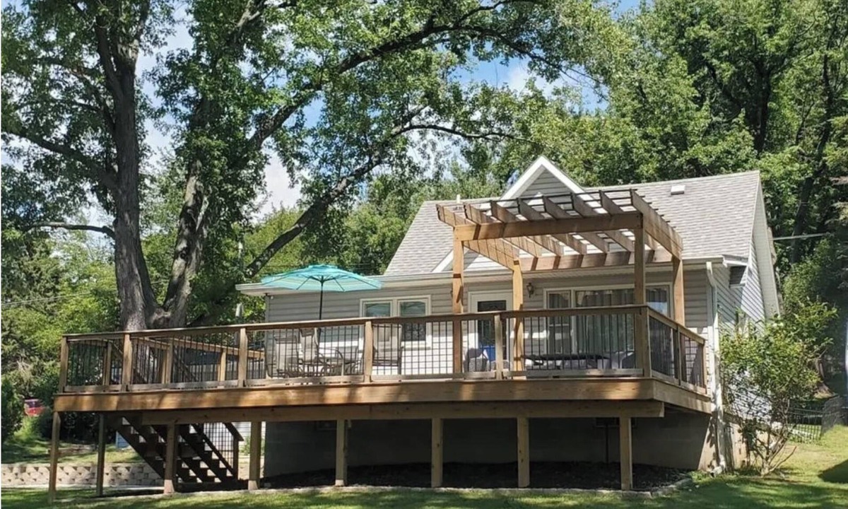 Newville House | LAKE LIFE! AMAZING HOME FOR A GETAWAY! BOOK 3 NIGHTS GET 4TH FREE!