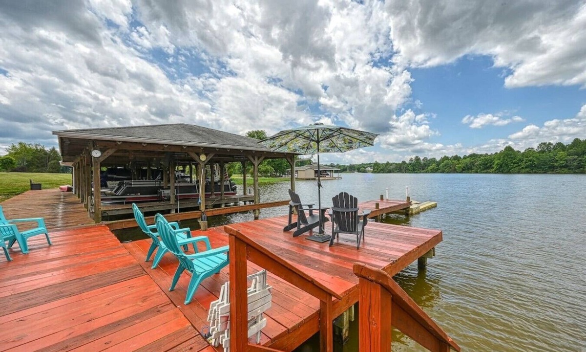 Livingston House | Lake Life with All The Views