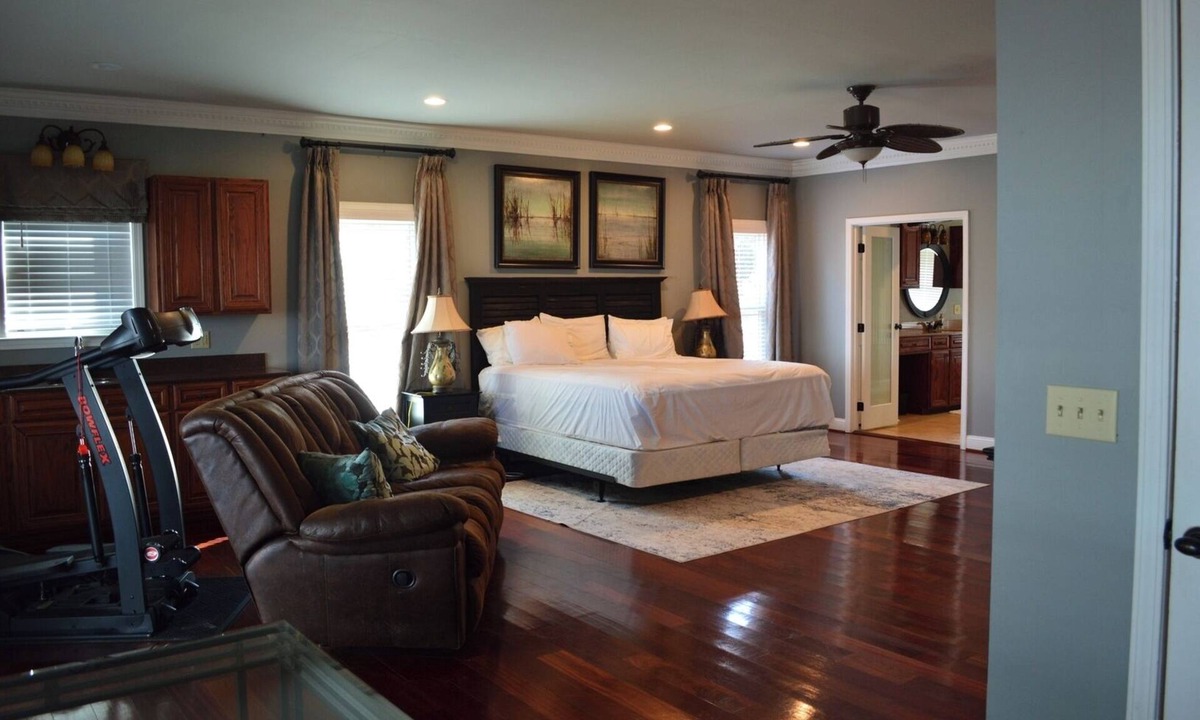 Gilbert House | Lake Murray 5BR | Hot Tub + Outdoor Kitchen