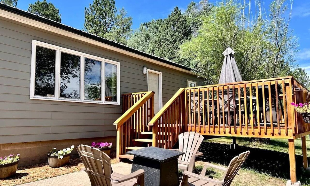 Hot Springs Cabin | Lakefront Cabin with Deck Great for Families in South Dakota