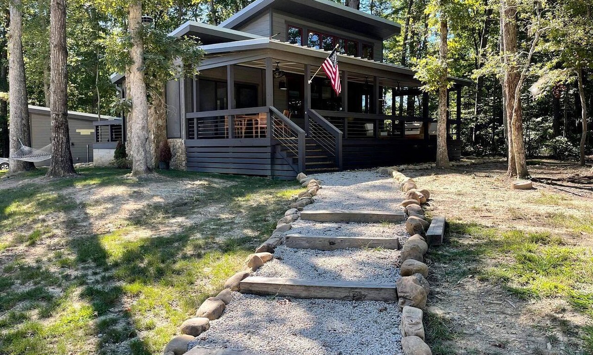 Tracy City Cabin | Lakefront Cabin with Two Decks and Back Yard in Tennessee