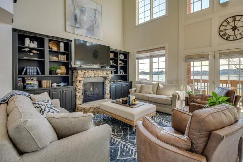 Guntersville House | Lakefront Condo 3 Mi to Historic Guntersville!