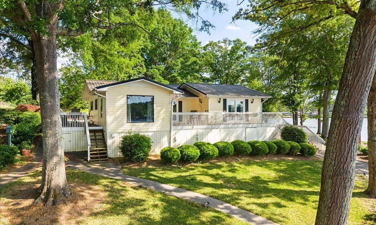 Cropwell House | Lakefront Cottage: 2 Kings, Boat Launch, Swim Dock, Firepit, 3 Patios + Bunkbeds