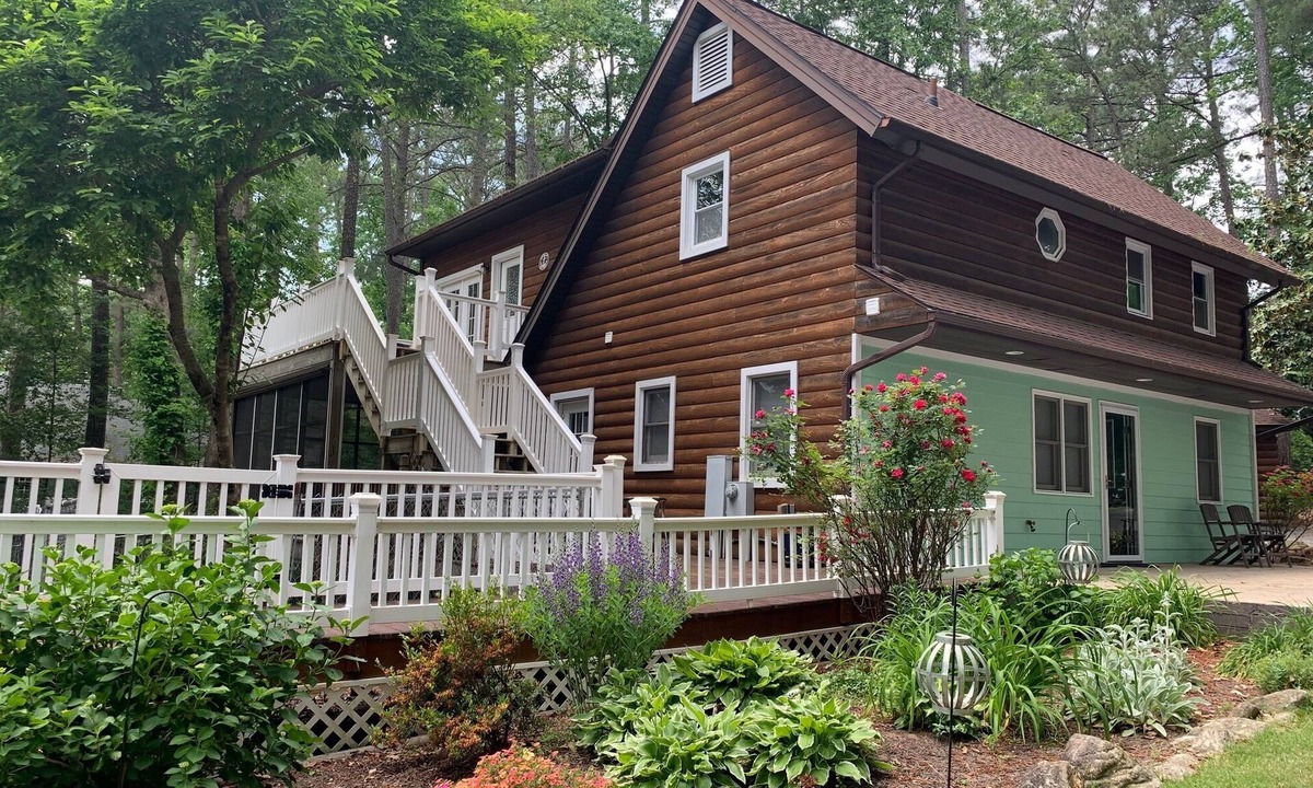 Henrico House | Lakefront Cottages -Sleeps 17 Shared sandy beach and dock area