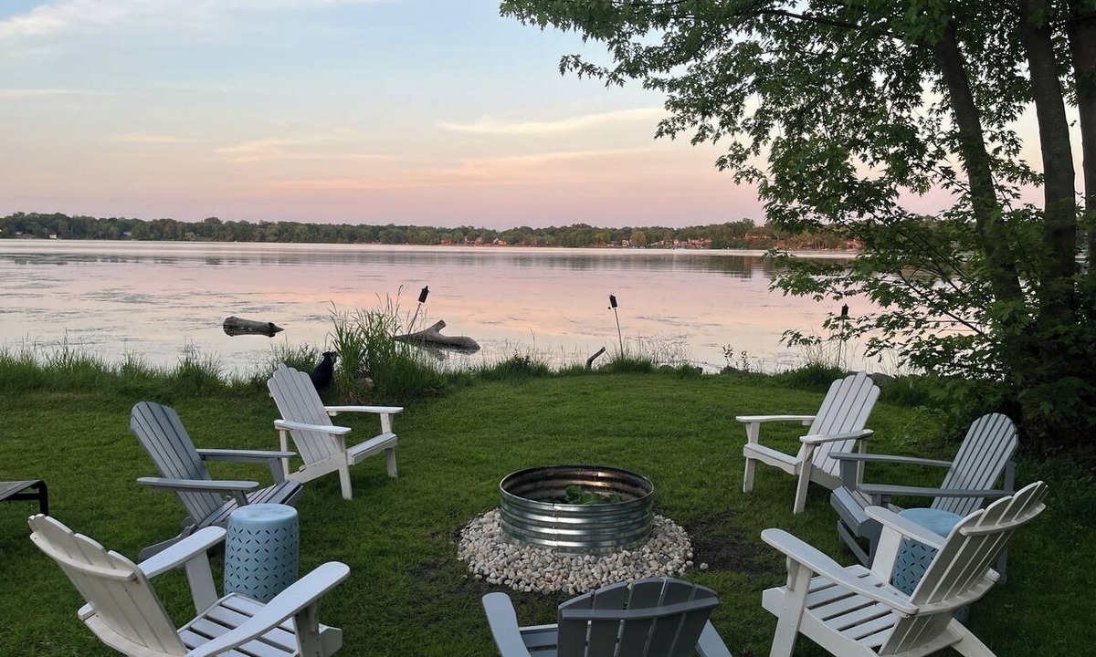 Round Lake Beach House | Lakefront getaway near Navy Base
