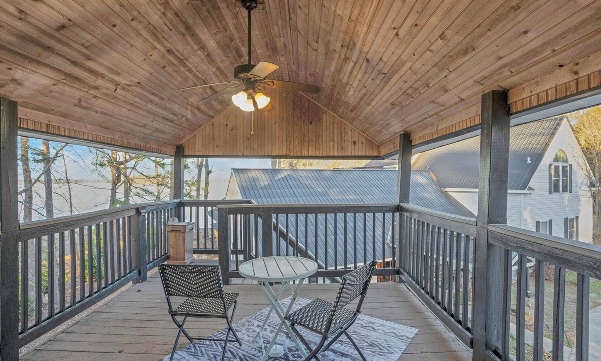 Gilbert Apartment | Lakefront Gilbert Suite | Balcony + WiFi