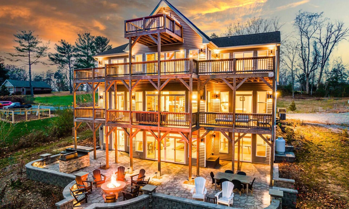 Mineral House | Lakefront HotTub Luxe Baths Fire Pit Retreat