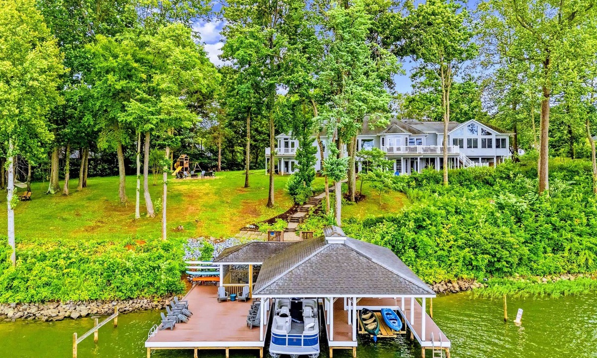 Livingston House | Lakefront Lake Anna, Views, Boat Dock, Hot Tub
