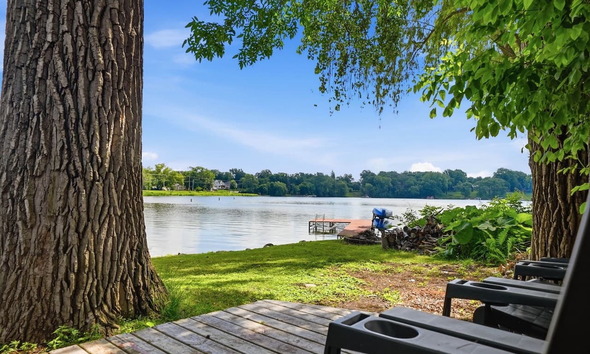 Shoreview House | Lakefront Retreat w/Hot Tub + Sauna