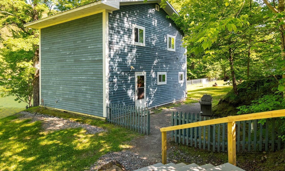 Eastern Vermont House | Lakefront Retreat w/Large Yard & Boat Dock