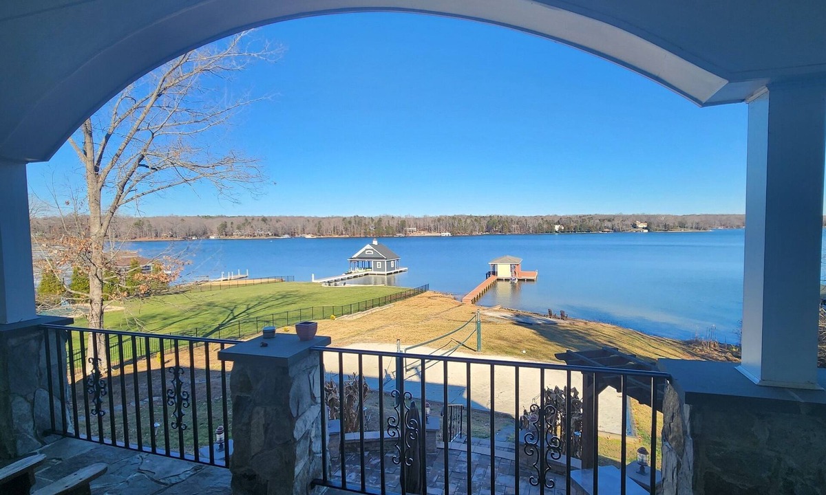 Mineral House | Lakeshore Blessing Lake Anna Waterfront -Private Dock & Volleyball