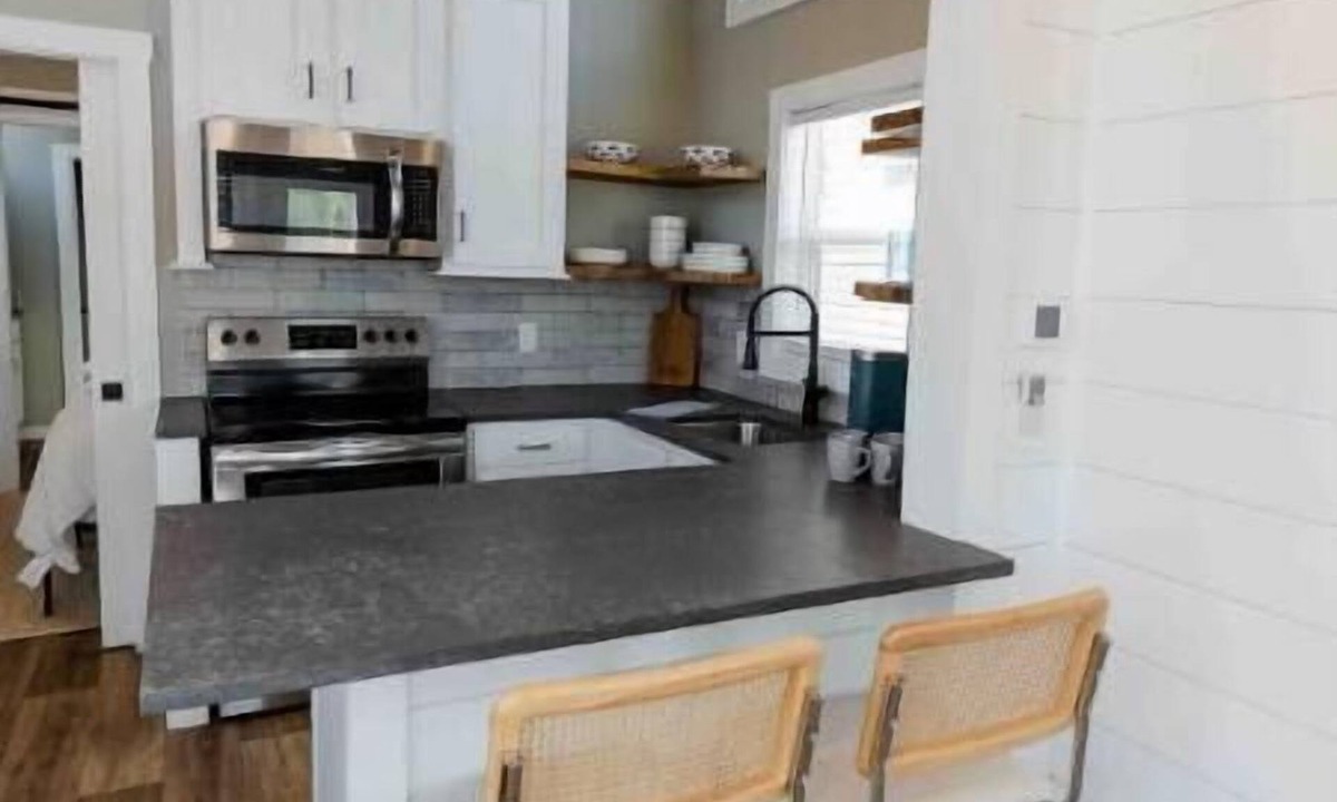 Lincoln Apartment | Lakeside Elegance: Cozy Tiny Home Retreat for Two #2