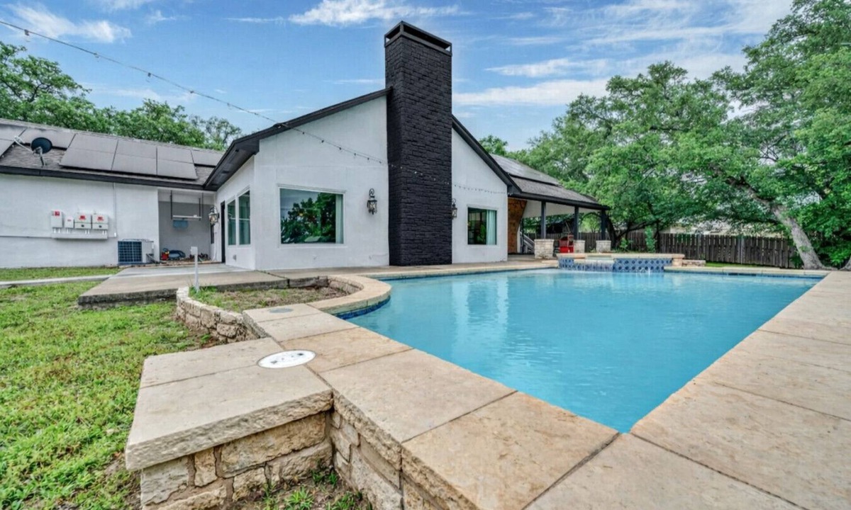 Belton House | Lakeside Retreat | Rock Climbing Wall | Pool | Bar