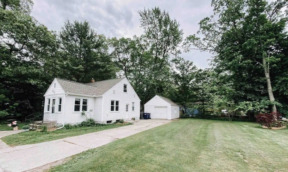 Spring Lake House | Lakeview Cottage: A Cozy Getaway Near the Beach