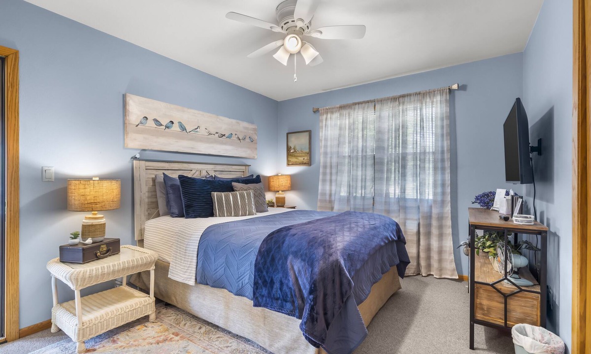 Langworthy House | Lakeview Living - SUNROOM SUITE - Vacation Rental