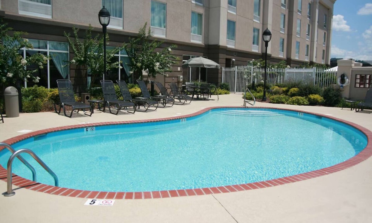 Guntersville Hotel | Lakeview Retreat with Free Breakfast & Parking, Near Hiking, Local Dining