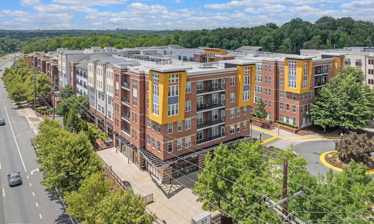 Chillum Apartment | Landing | Modern 1BD, Gym, Pool