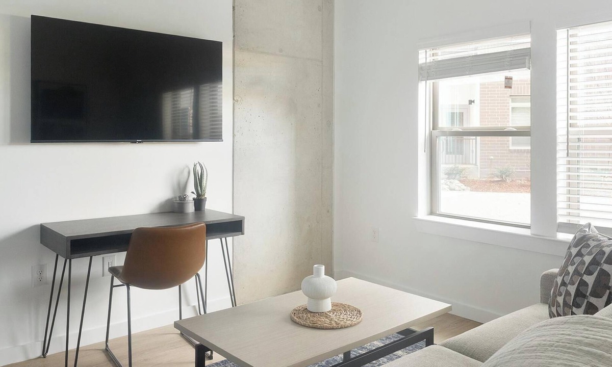 Chapel Hill Apartment | Landing | Spectacular Studio, Courtyard, Gym