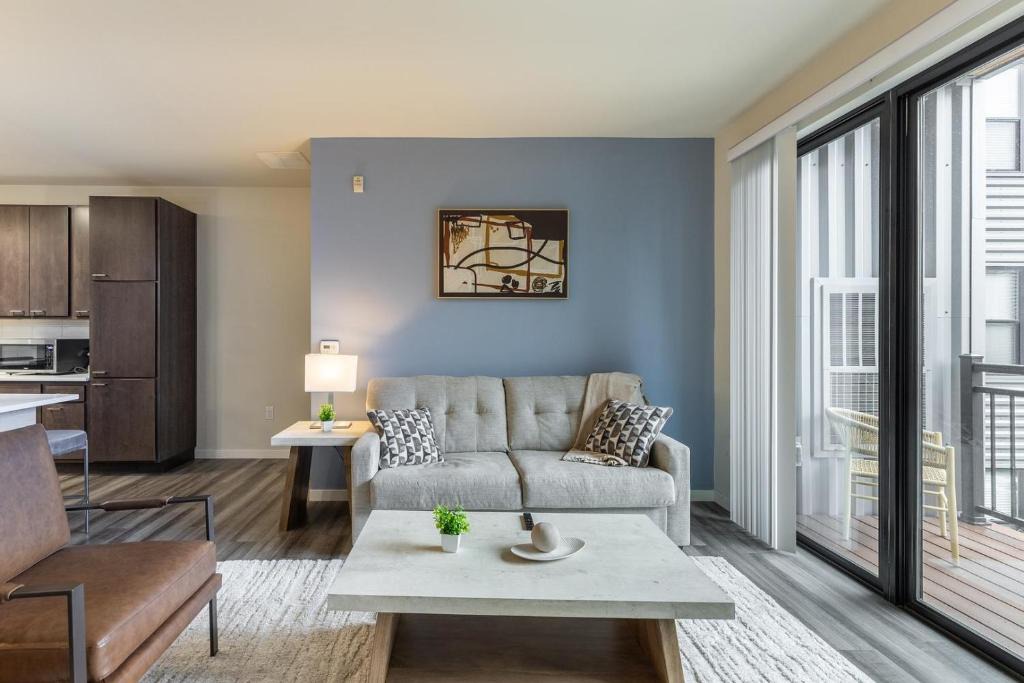 Milwaukee Apartment | Landing Stylish 2BD Gym Courtyard