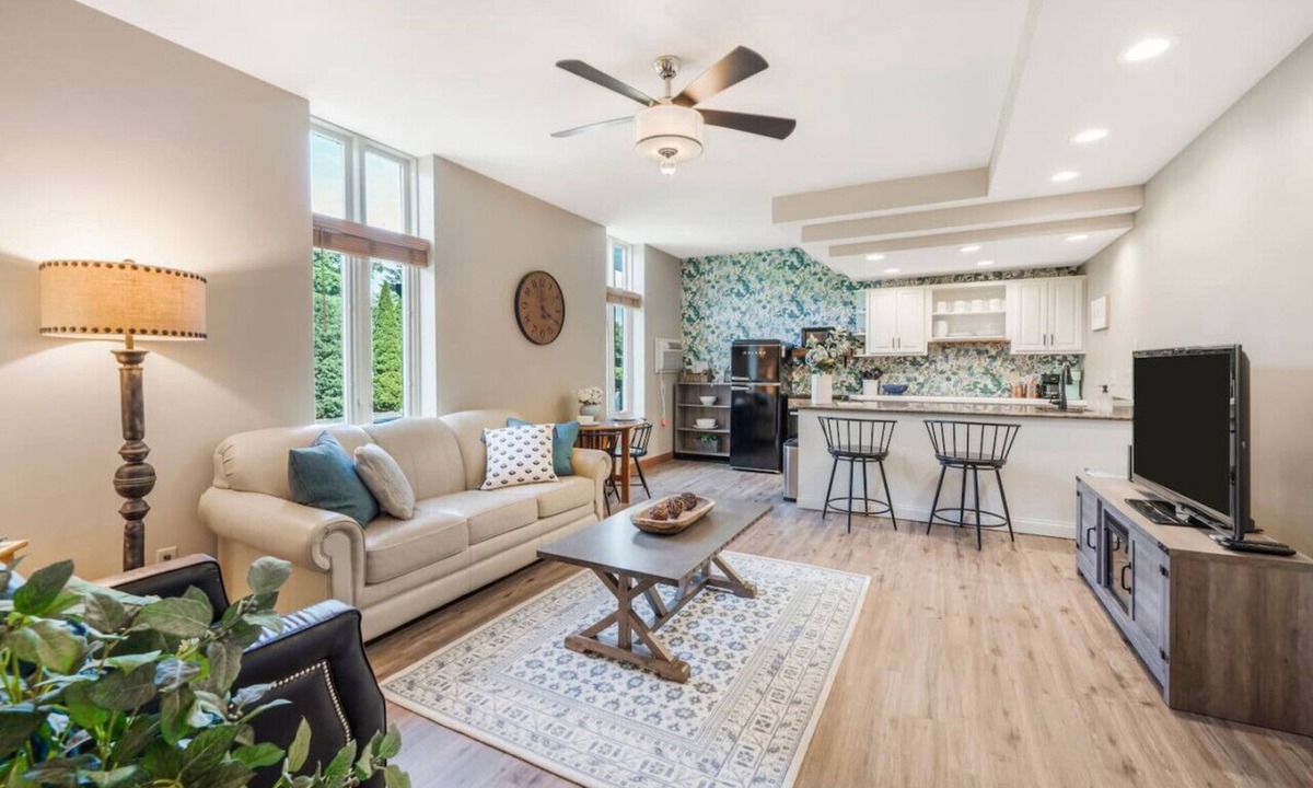 Zenda Condo | Large 1+1 Condo on Lakeshore - pool - walk to Lake