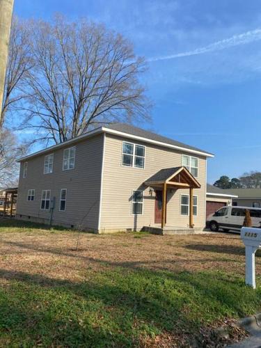 Dalton House | Large 5 Bedroom Home Near Downtown Dalton