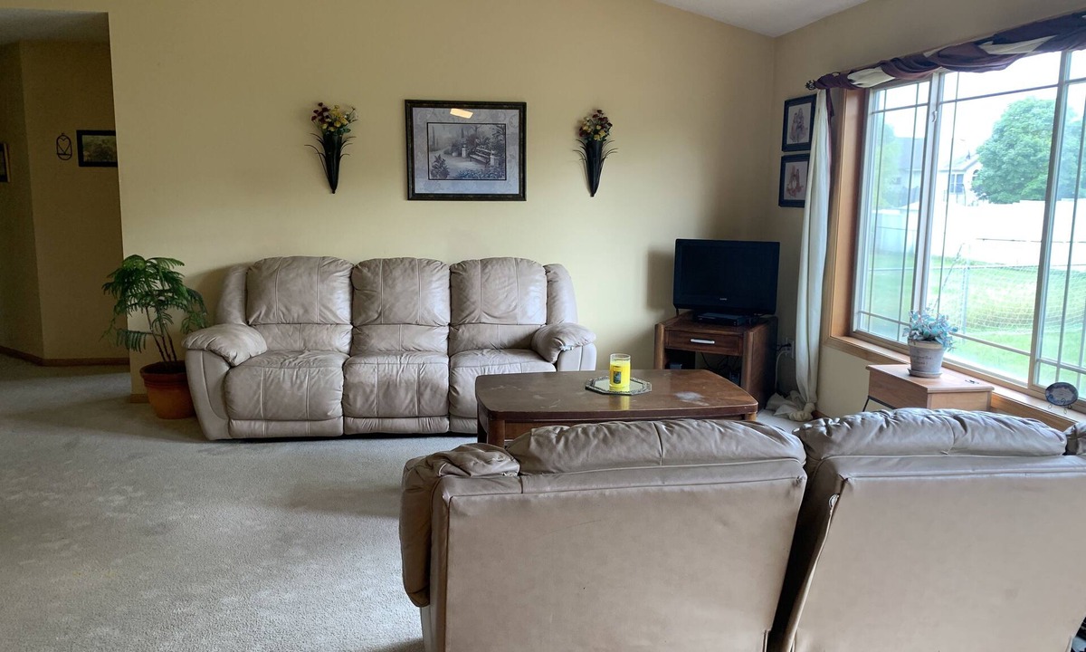 Owatonna House | Large house close to grocery stores and schools