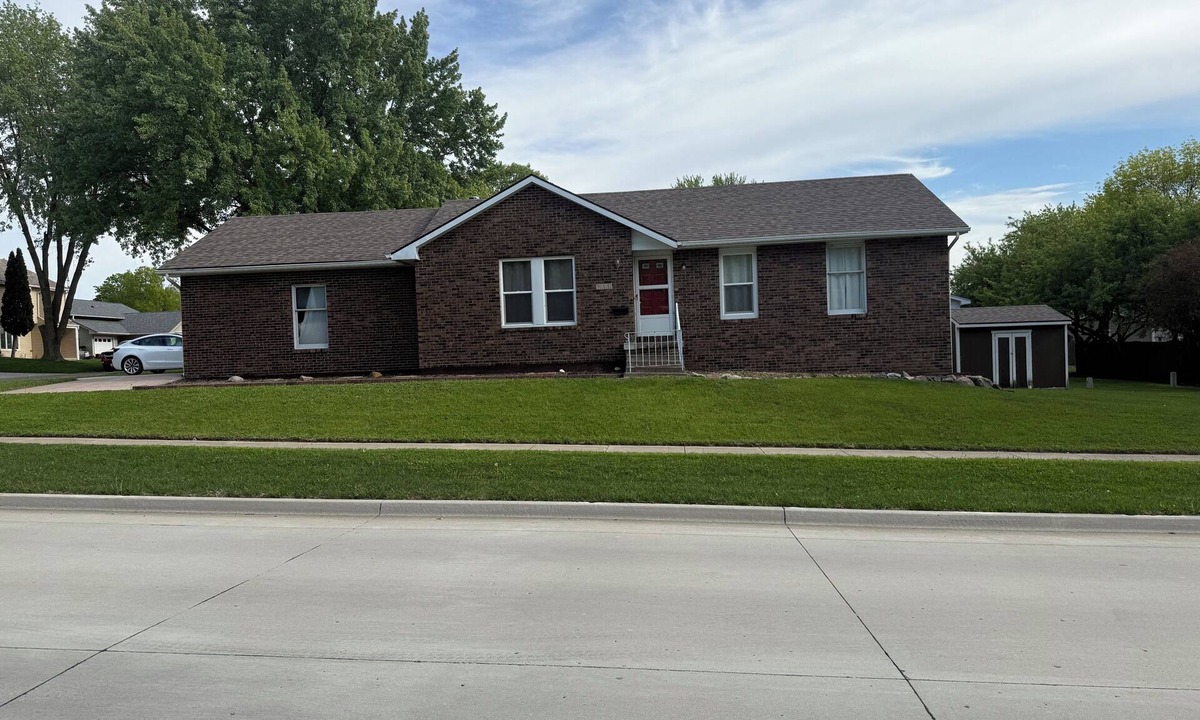 Urbandale House | Large Ranch Style Home with 7 bedrooms