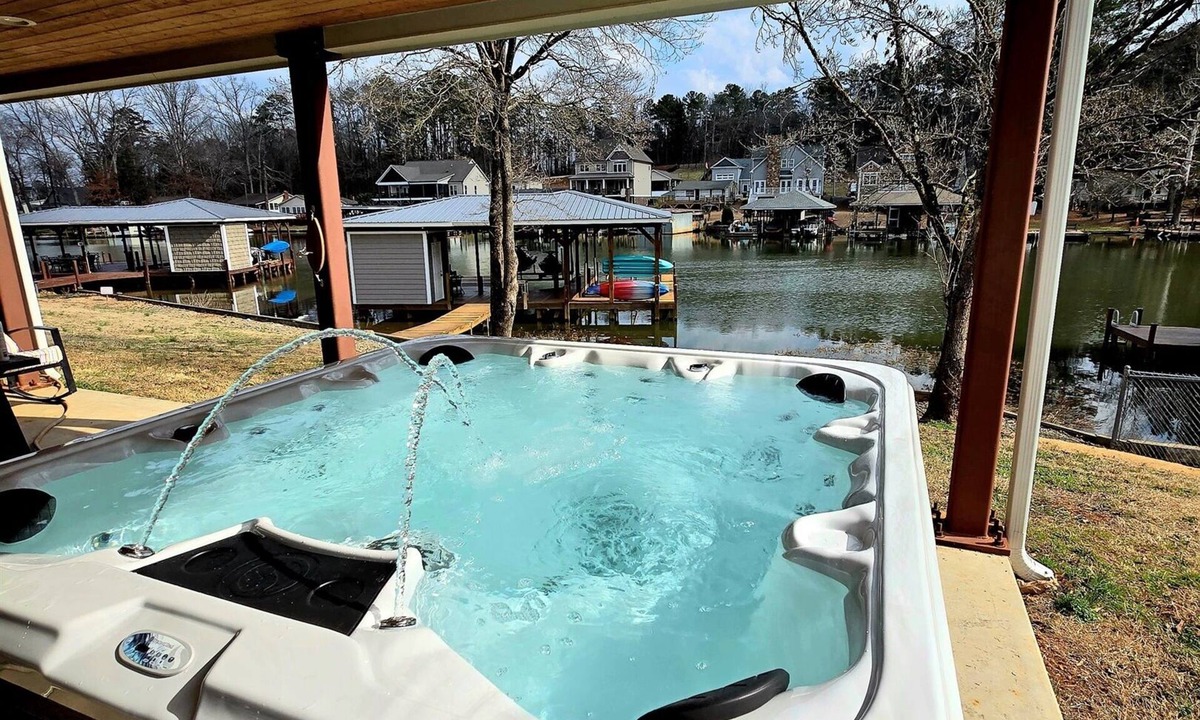 Norwood House | *Lickety Slip* Bring your boat! Lake view Hot Tub