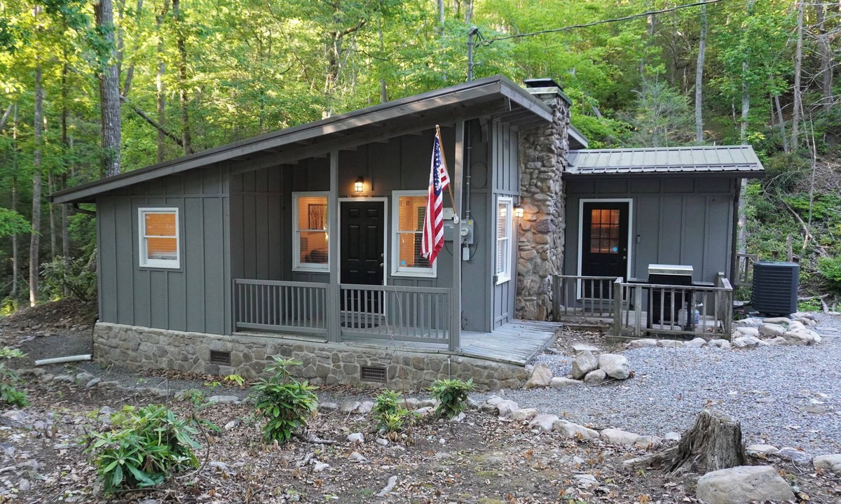 Bristol House | Light & bright 2+ bedroom single level cabin in Bristol