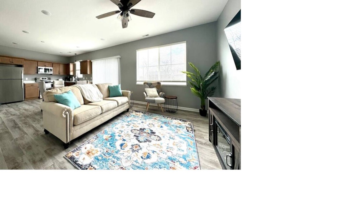 Mankato House | "Lil' Beachy" - Spacious 4-bedroom townhome close to MN State University Campus