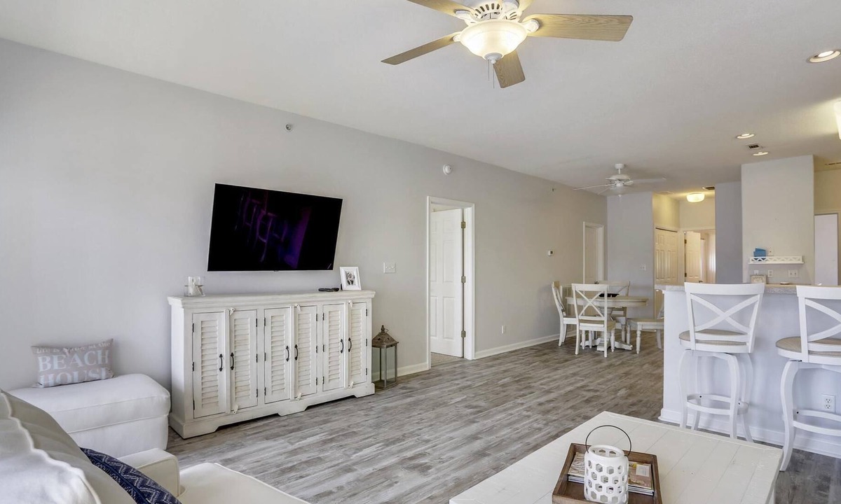 Villages of Five Points House | LINENS INCLUDED! COMMUNITY POOL & TENNIS - VILLAGES OF FIVE POINTS - Feel right at home in this beautifully decorated 3 bedroom, 2 full bath, 2nd floor condo at the Villages of Five Points.