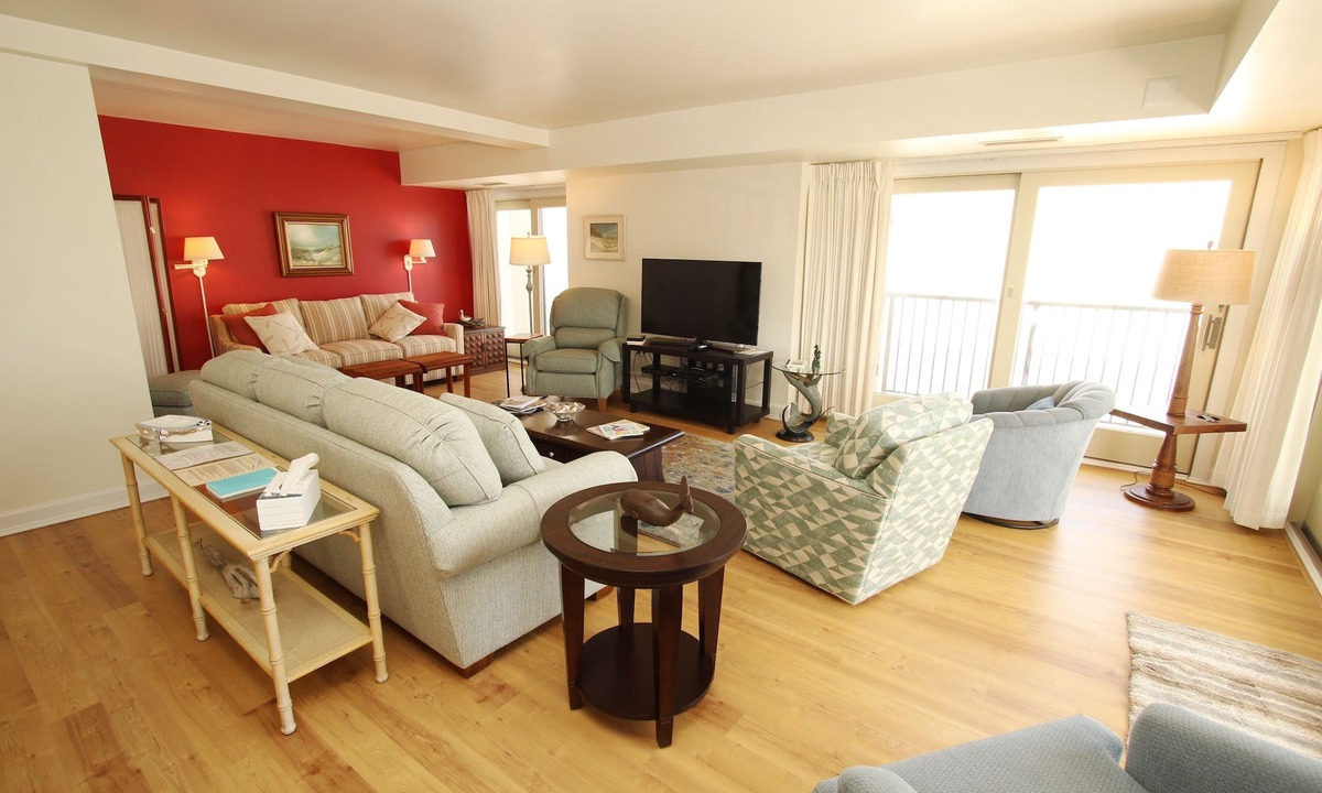 Rehoboth Beach Condo | LINENS INCLUDED*!. OCEANFRONT/BOARDWALK BUILDING W/ROOFTOP POOL