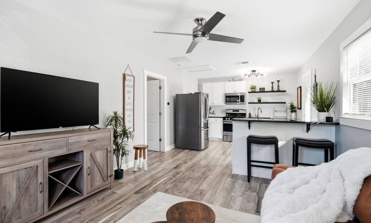 Woodstock House | Little White House King Bed 1mi Downtown