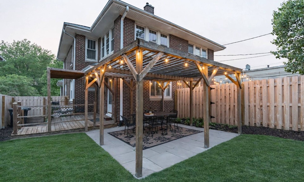 Dundee-Happy Hollow Historic District House | LOCATION! 3BR Near UNMC, Creighton, UNO & Downtown