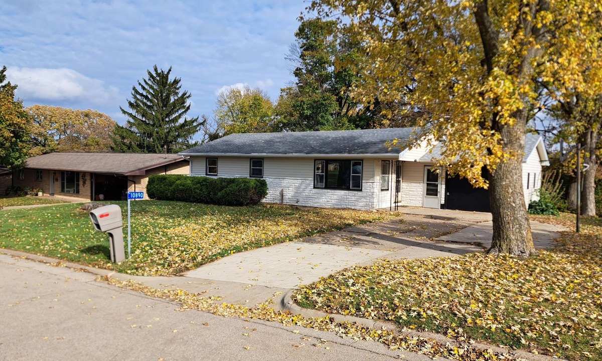 Key West House | Location! Large Home w/Country Views, Entertainment, Dubuque