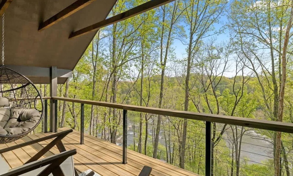 Alexander House | Lofty Ledges Hangout at French Broad River Farms
