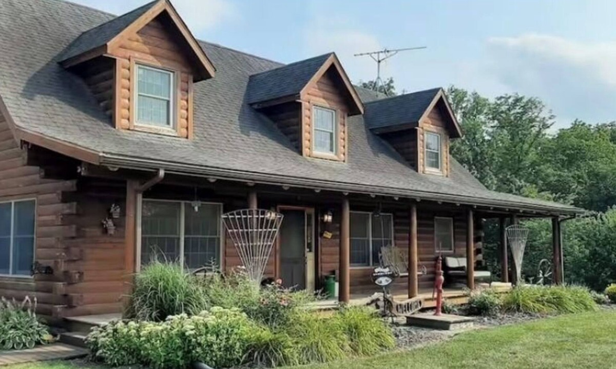 Highland Center House | Log cabin home in charming setting