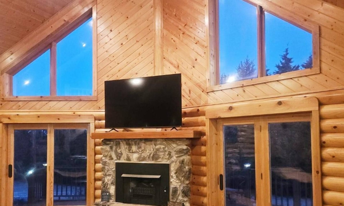 Chamberlain Cabin | Log Cabin located minutes from Missouri River, airport, I-90 and downtown.