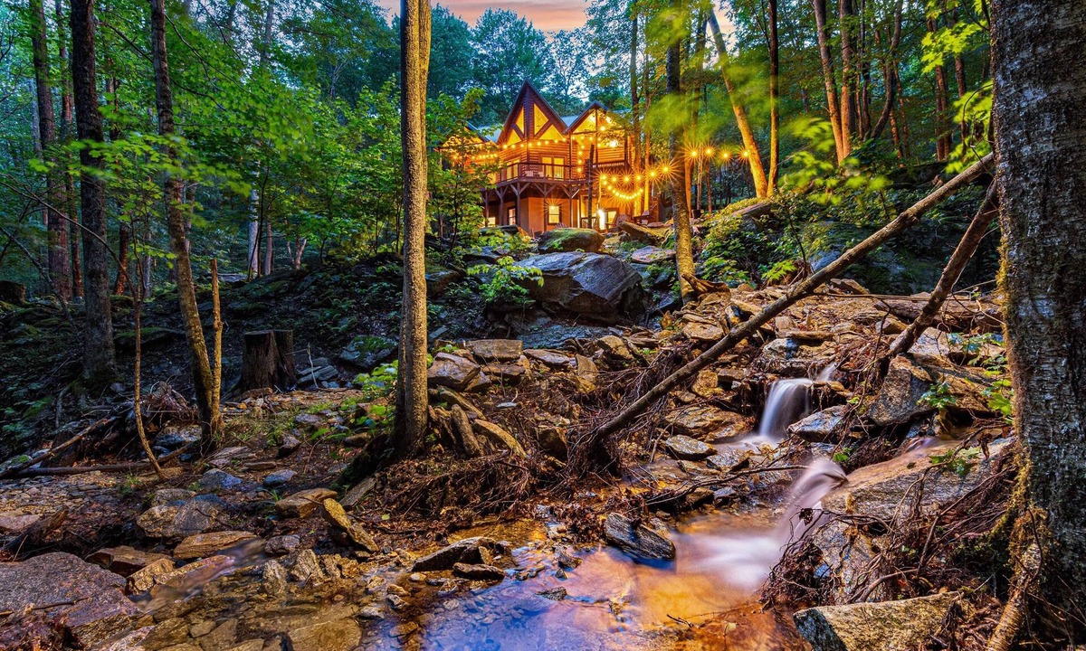 Beech Mountain Cabin | Log Cabin on Creek with Hot Tub and Arcade