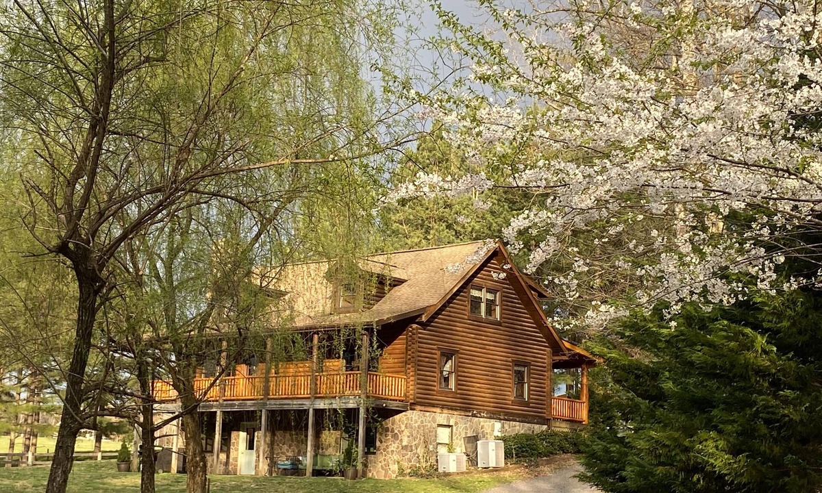 Unionville Other | Log home on secluded horse & cattle farm