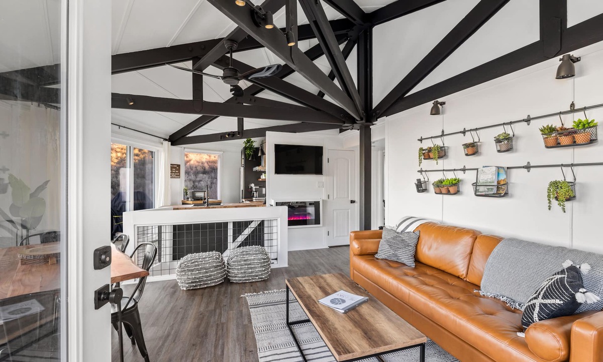Seven Devils Ski Chalet | Long mtn view, hot tub + smart home tech & EV charger