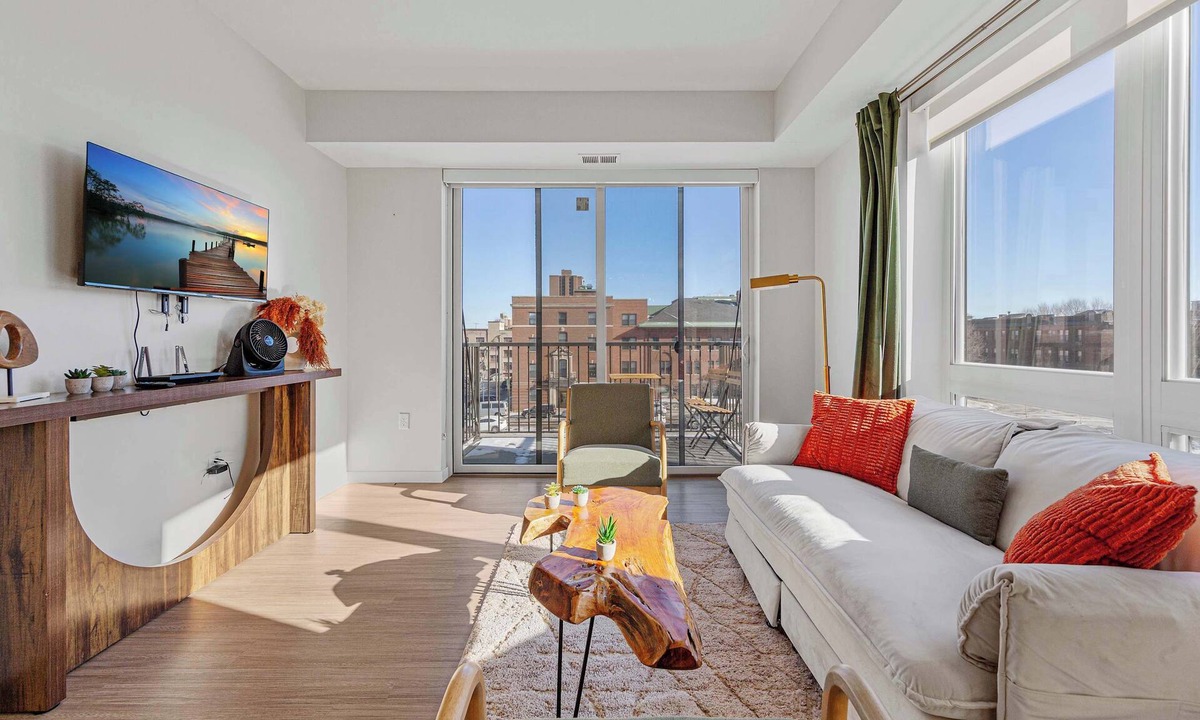 Downtown Minneapolis Apartment | Loring Park King Suite | Rooftop & Stadium