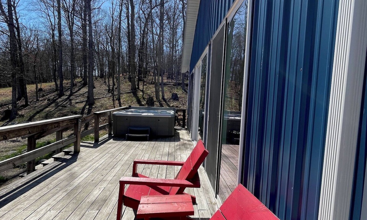 Mathias Cabin | Lost River Bunkhouse Barn, dog-friendly + hot tub