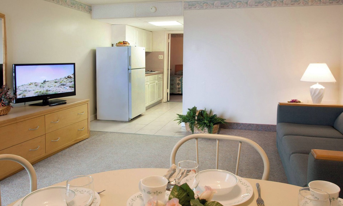 Wildwood Crest Hotel | Lotus Inn - Poolside Efficiency Suite - 1 queen, 1 double, 1 q